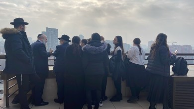 Depuis le 18 Eme étage (du menora center ) le Chaliah nous montre la maison du rabbi